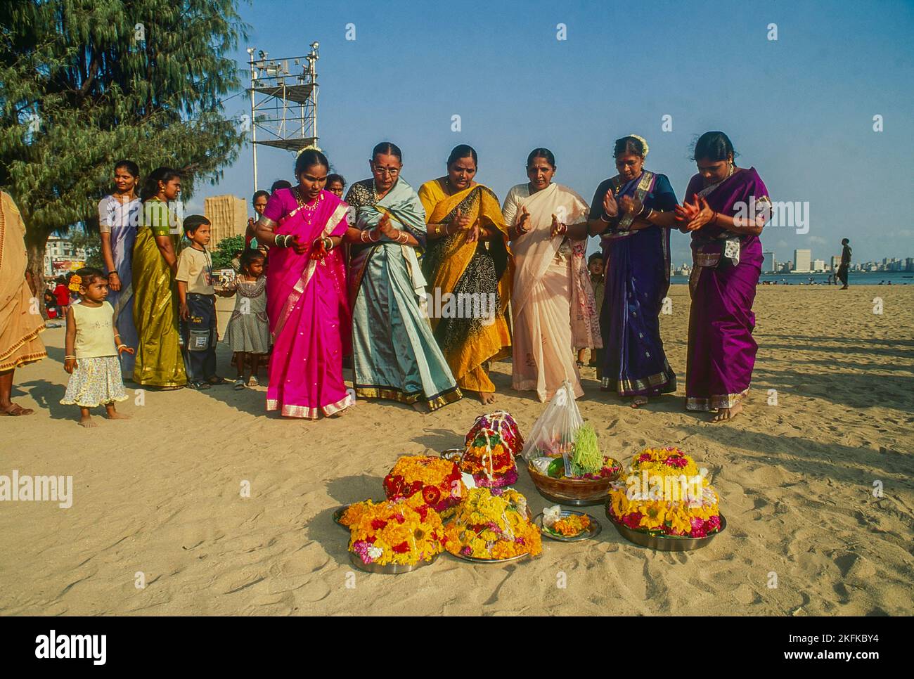 Donna di Andhra rivolta al materiale puja e culto con canzoni devozionali al tempo del Gauri Ganpati immersione festival Mumbai Foto Stock