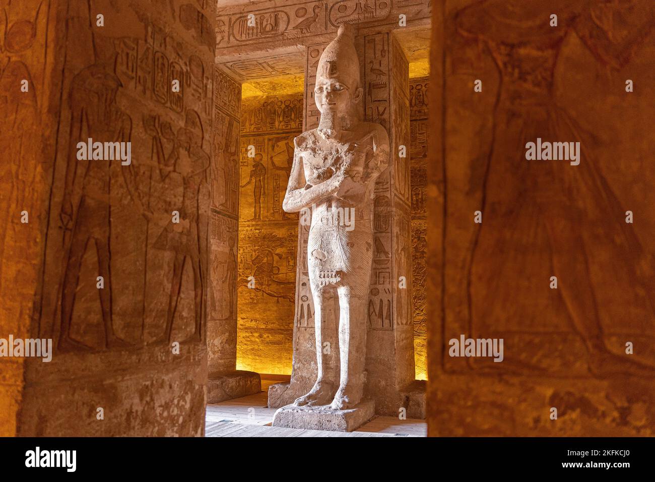 Alta statua all'interno di un tempio di Abu Simbel Foto Stock