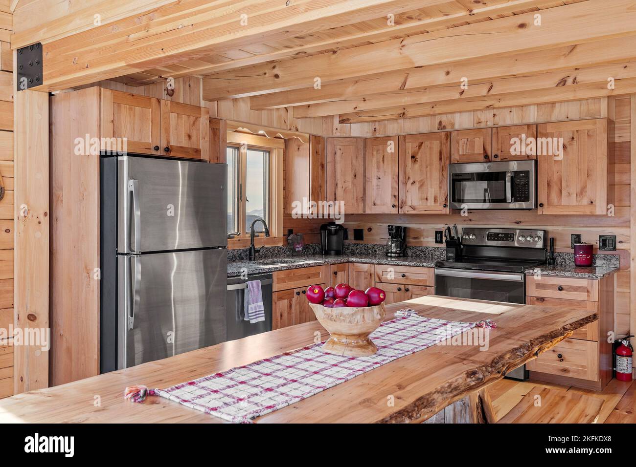 Un interno cucina di legno in montagna Foto Stock
