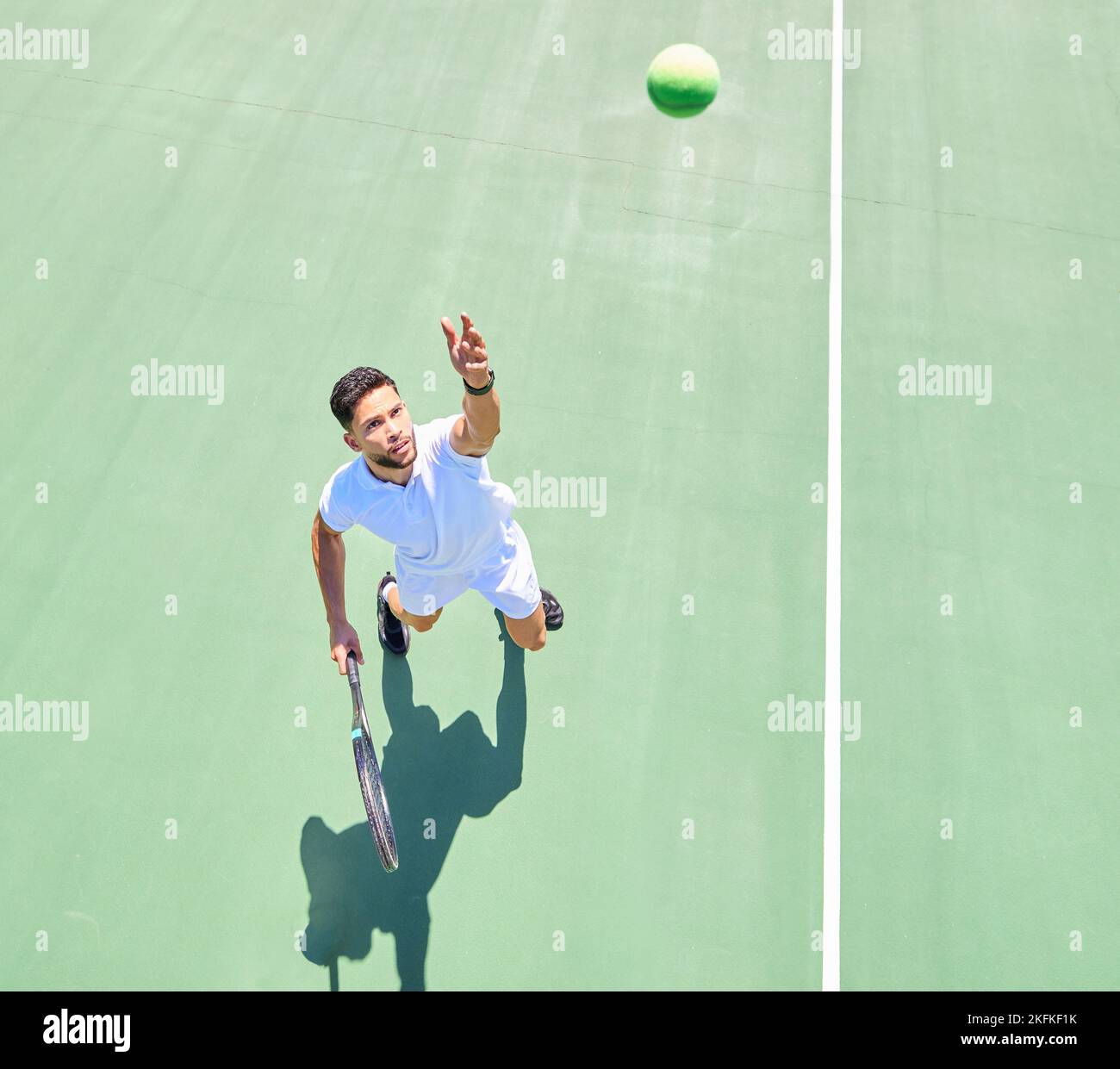 Inizia, sopra e l'uomo giocando a tennis sul campo per il fitness, l'allenamento e l'allenamento per una competizione. Allenamento, sport e servizio di atleta professionista Foto Stock