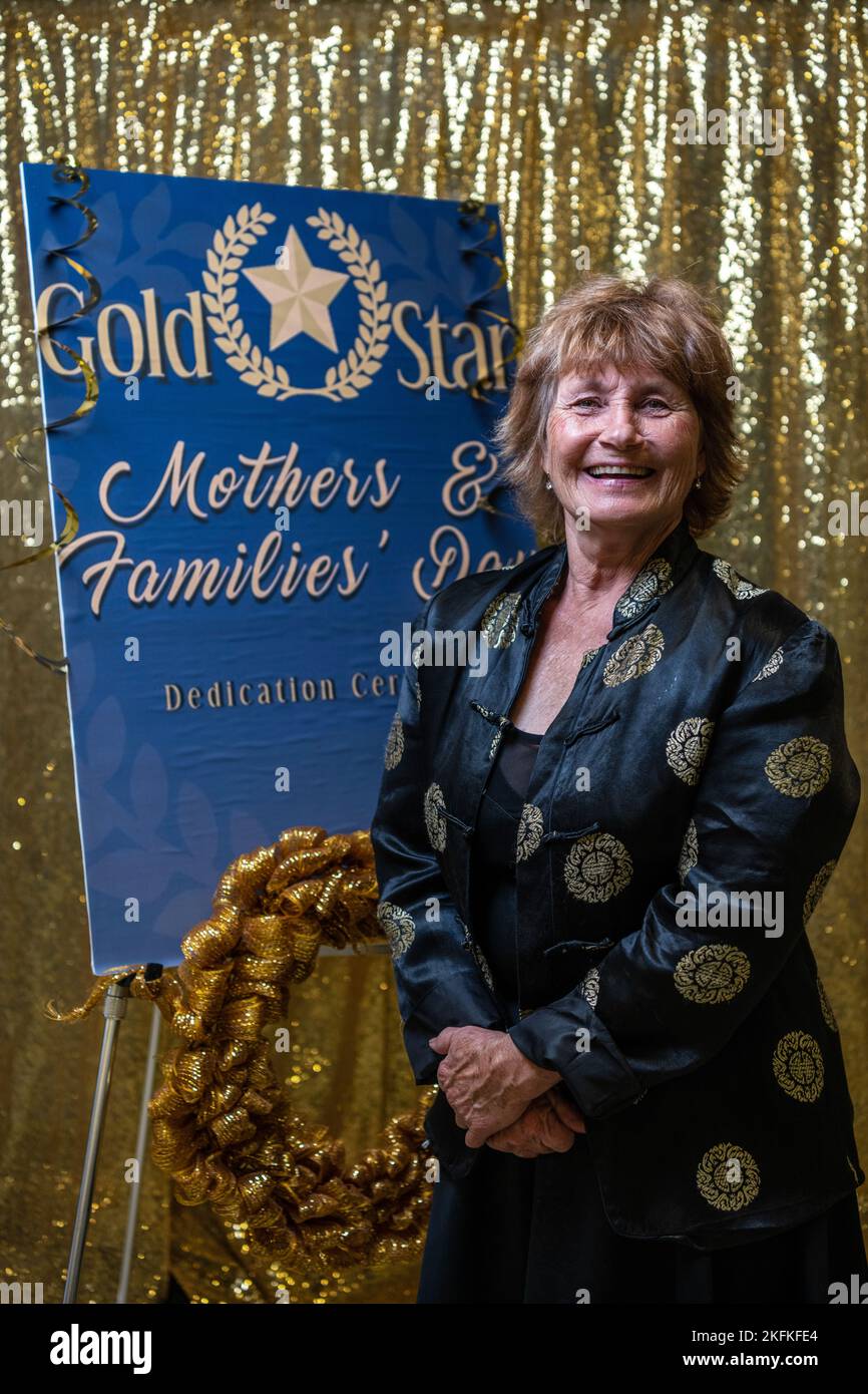 Susan Heringer, madre della Gold Star e madre del capitano dell'aeronautica statunitense Ammie Heringer Presley, è in piedi per una foto durante un evento Gold Star Mothers and Family alla base dell'aeronautica militare Travis, California, 23 settembre 2022. La Giornata della Madre della Stella d’Oro si celebra negli Stati Uniti l’ultima domenica di settembre di ogni anno. È un giorno per noi riconoscere e onorare coloro che hanno perso un figlio, una figlia o un altro membro della famiglia mentre servono le forze armate degli Stati Uniti. Foto Stock