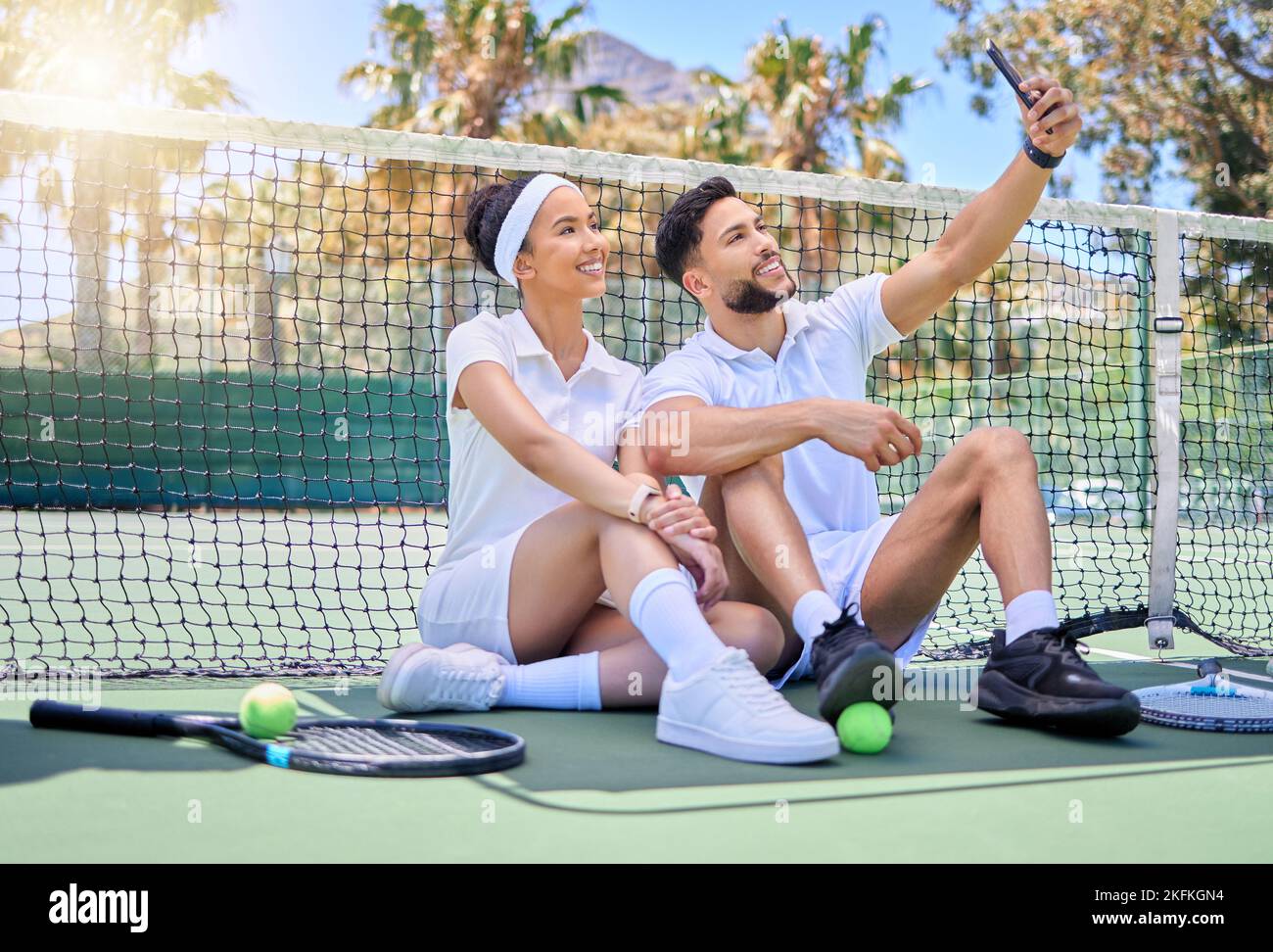 Selfie uomo, donna o telefono sul campo da tennis nel gioco di fitness, partita di allenamento o sfida di allenamento. Sorridere, felice o squadra di tennis, amici o. Foto Stock