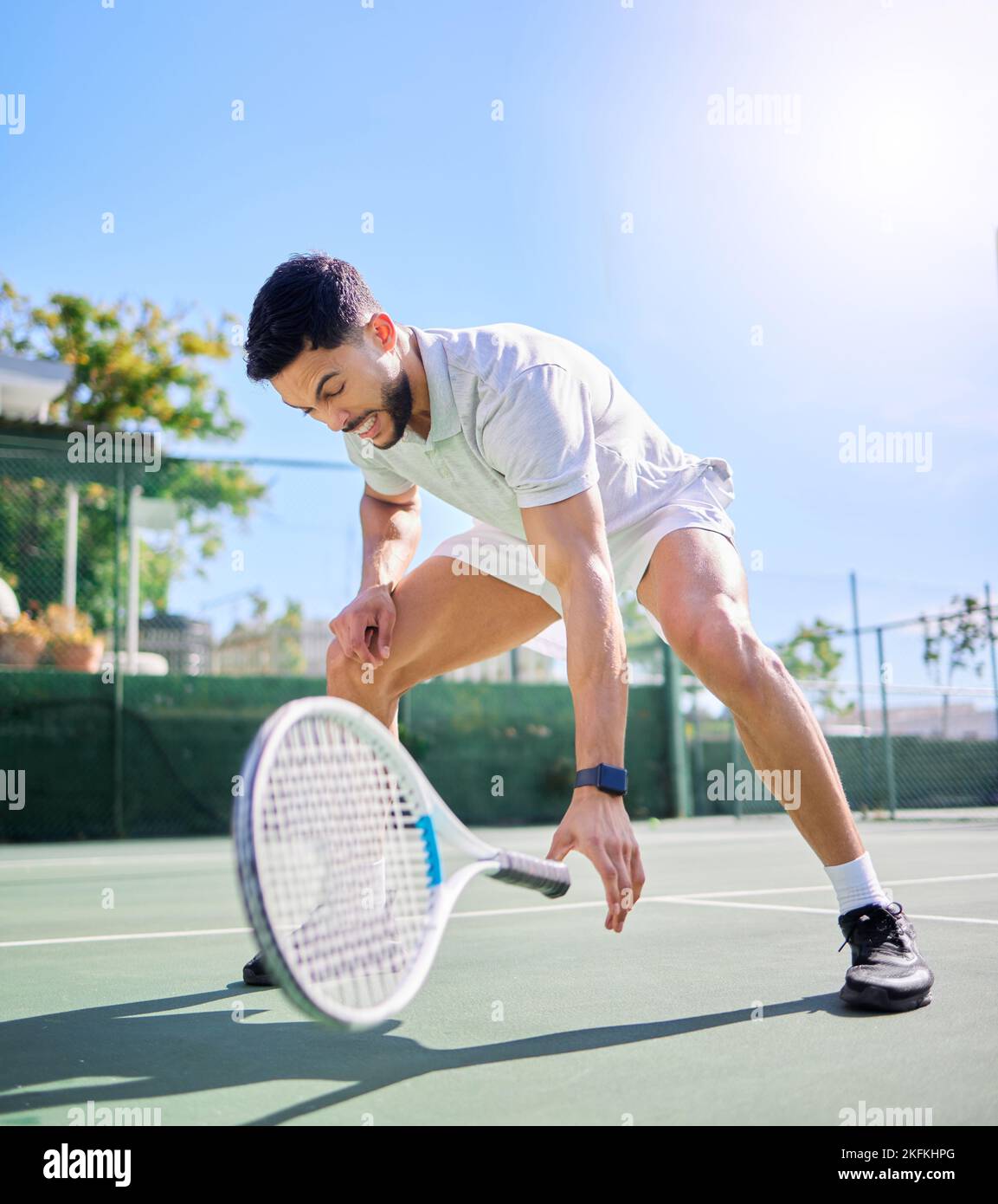 Sport, tennis e lesioni alle gambe sul campo dopo allenamento, partita o partita. Tennista, sanitario e atleta maschile drop racket con ginocchio ferito, muscolo Foto Stock