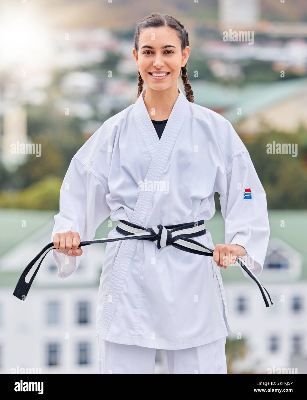 Karate, pronto e ritratto di una donna allenata sul tetto per un evento professionale, competizione e lotta. Cintura nera, fitness e ragazza taekwondo con Foto Stock