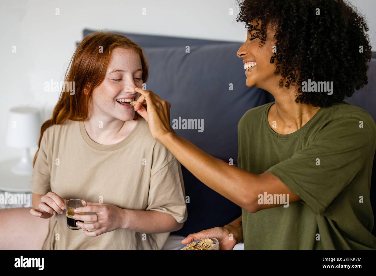 romantica colazione mattutina di una coppia gay femminile, gente lesbica insieme, donne innamorate Foto Stock