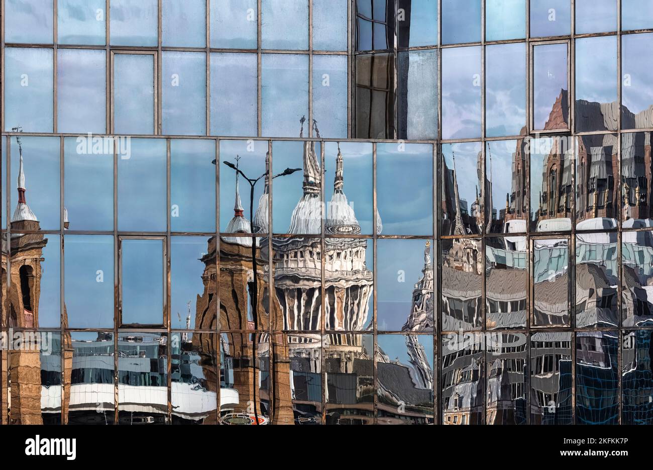 LONDRA, Regno Unito - 29 OTTOBRE 2022: Riflessione della Cattedrale di San Paolo nelle moderne finestre di uffici della City London Foto Stock