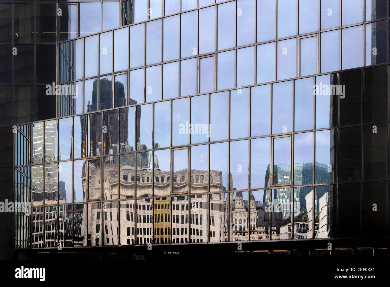LONDRA, Regno Unito - 29 OTTOBRE 2022: Reflctions of City of London Buildings with a blue Sky Foto Stock