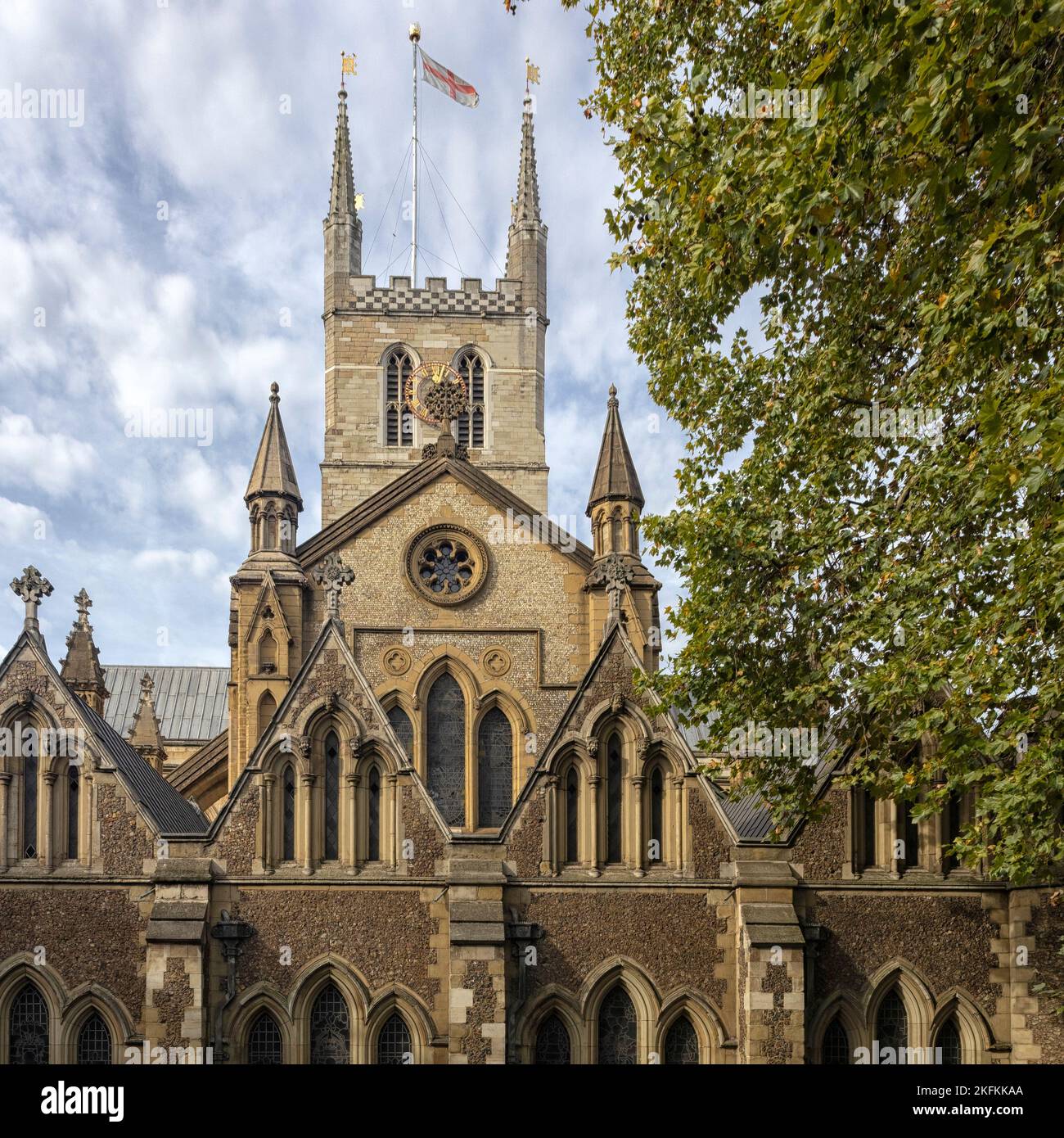 LONDRA, Regno Unito - 29 OTTOBRE 2022: Vista esterna della torre e dell'estremità orientale della cattedrale Foto Stock