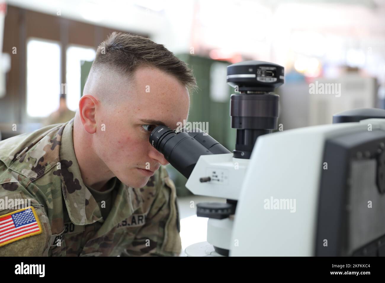 Tony Bernabo, un ufficiale di scienze mediche nucleari assegnato al 102nd Civil Support Team (CST) - Weapons of Mass Destruction (WMD), Oregon Army National Guard esamina un campione di una sostanza non identificata come parte della dimostrazione CST a Panzer Kaserne, Kaiserslautern, Germania. Foto Stock