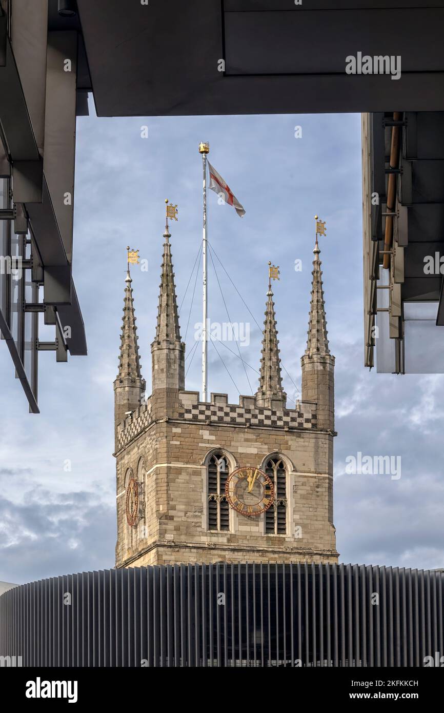 LONDRA, Regno Unito - 29 OTTOBRE 2022: La torre della Cattedrale di Southwark vista attraverso una moderna struttura edilizia Foto Stock