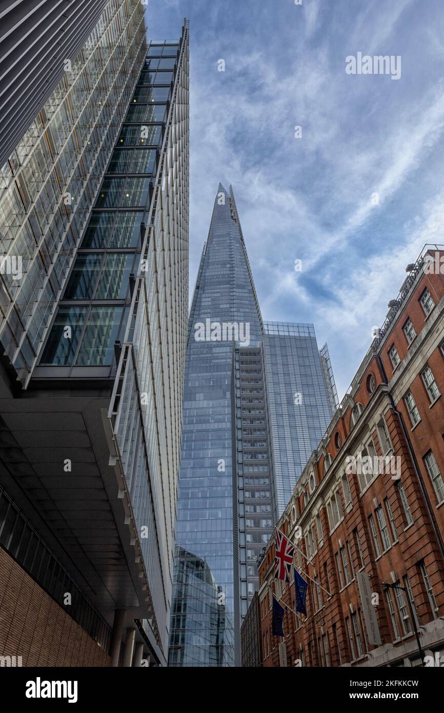LONDRA, Regno Unito - 29 OTTOBRE 2022: Vista della Shard Tower attraverso gli edifici circostanti lungo London Bridge Street Foto Stock