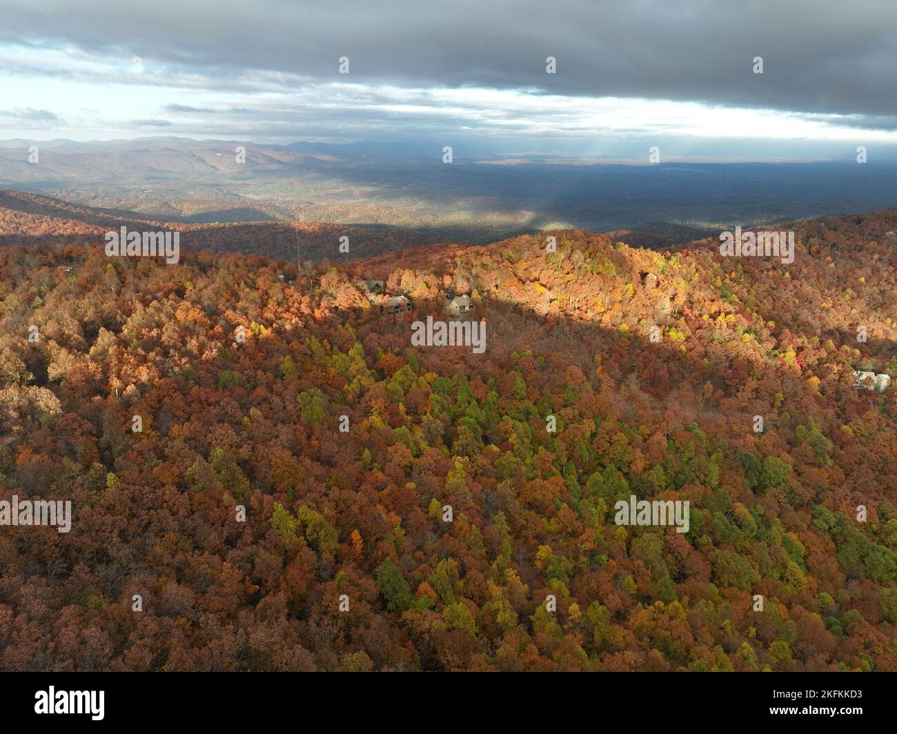 Foto aerea delle montagne della Georgia durante un bellissimo tramonto autunnale a Jasper Foto Stock
