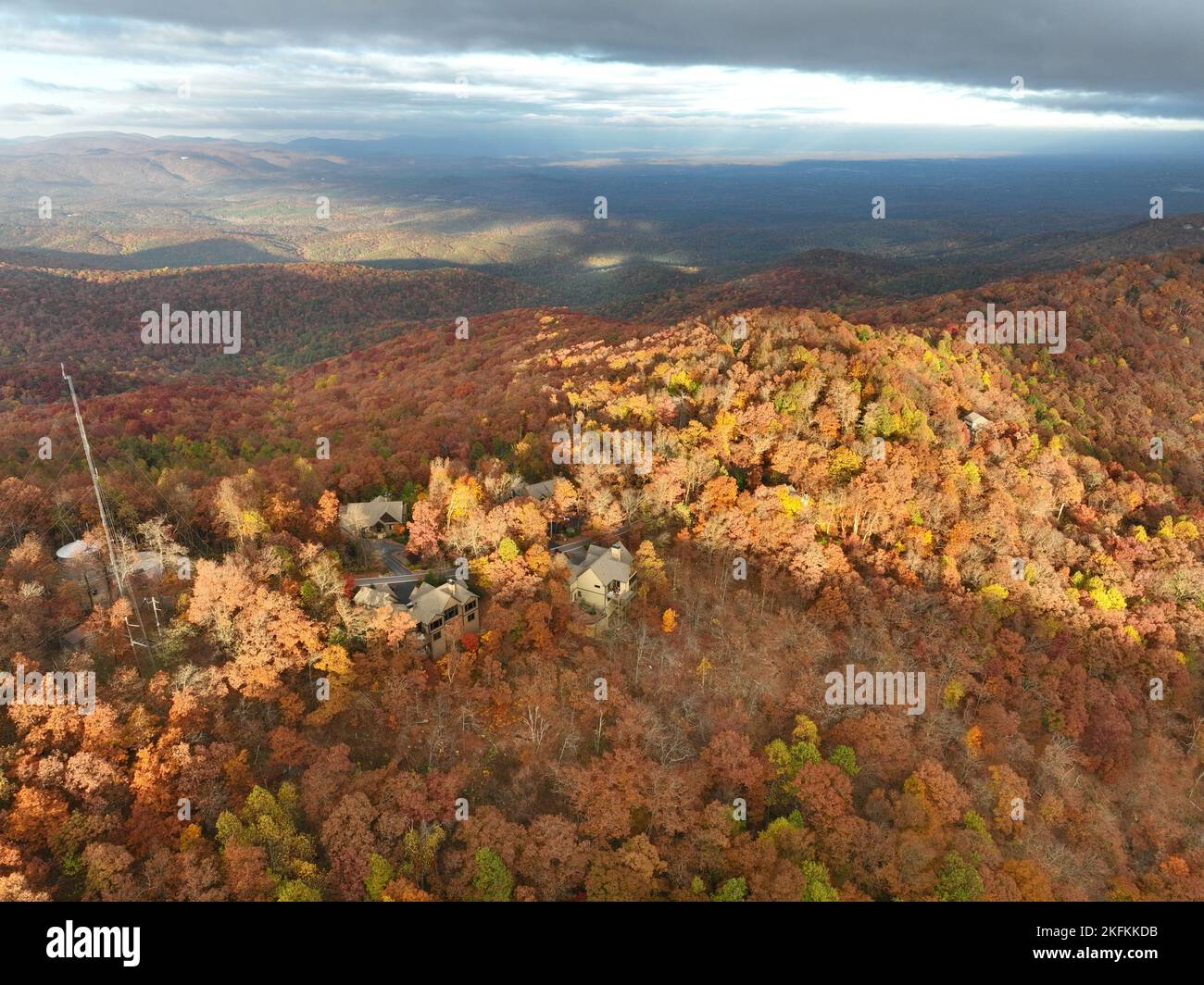 Foto aerea delle montagne della Georgia durante un bellissimo tramonto autunnale a Jasper Foto Stock