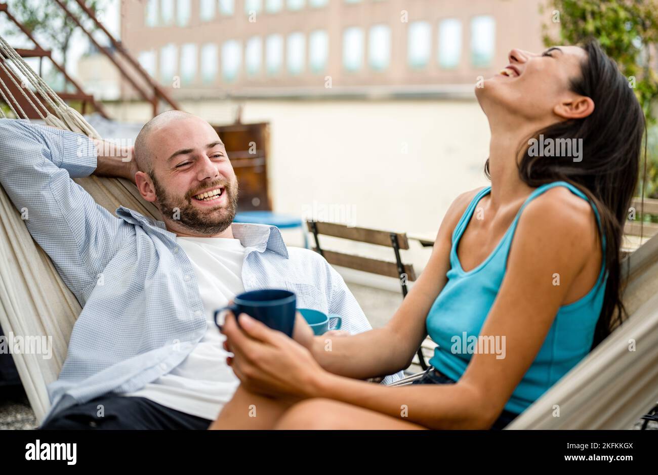 felice rapporto di una giovane coppia, amanti flirtare, primo appuntamento con l'app su smartphone, innamorati e san valentino concetto di giorno Foto Stock