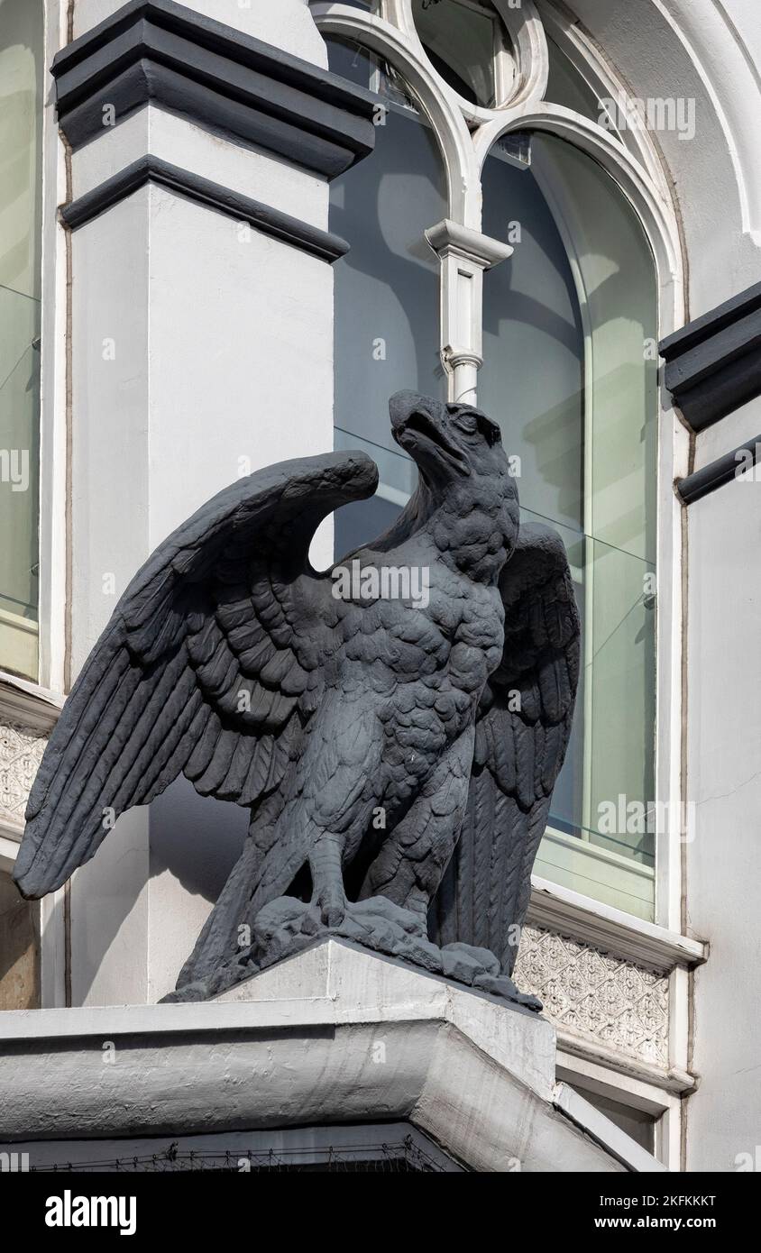 LONDRA, Regno Unito - 29 OTTOBRE 2022: Statua di Eagle sopra l'ingresso dell'edificio Hop Exchange in Southwark Street Foto Stock