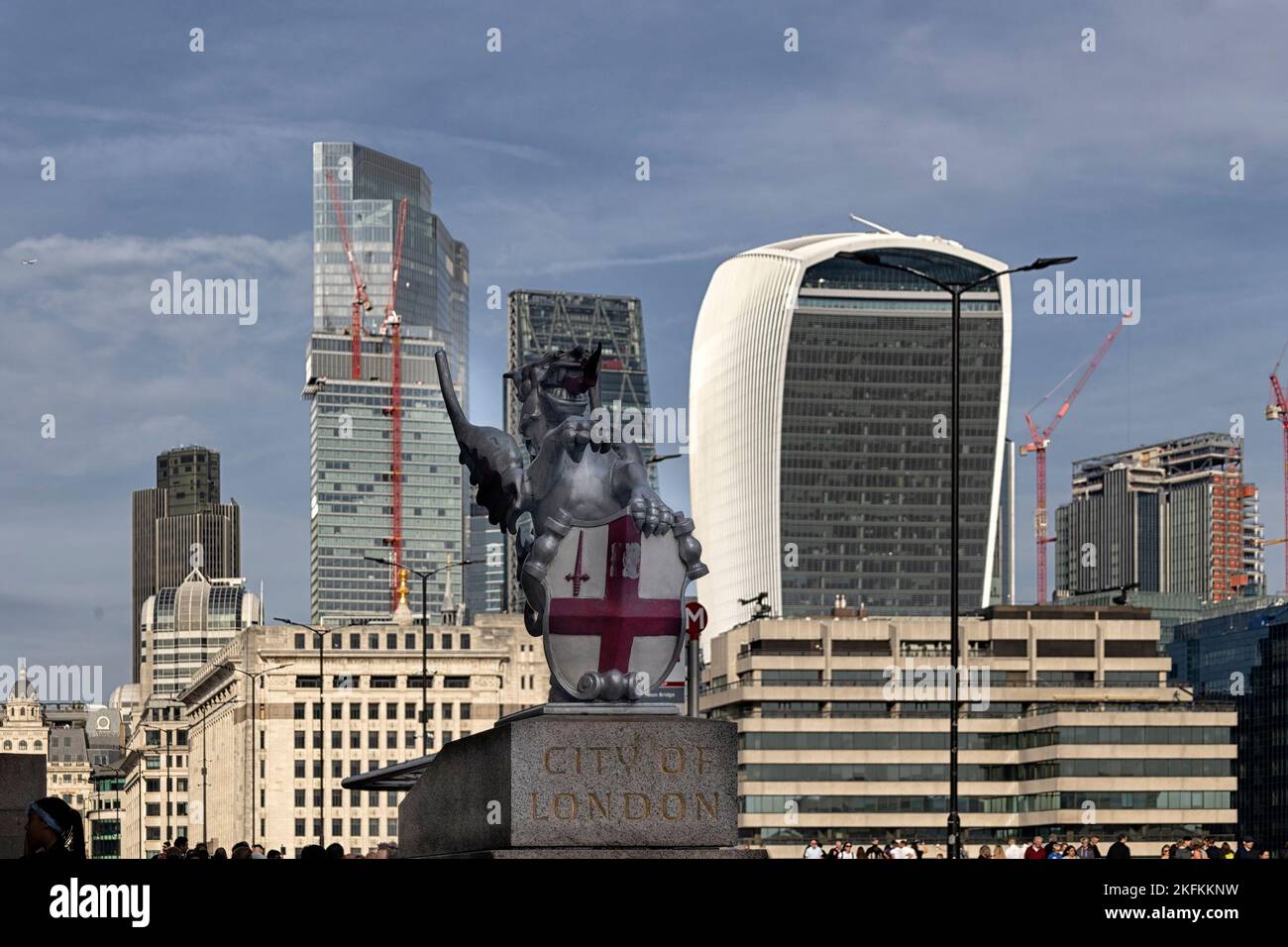 LONDRA, Regno Unito - 29 OTTOBRE 2022: Indicatore di confine Dragon City of London sul Southwark Bridge con grattacieli sullo sfondo Foto Stock