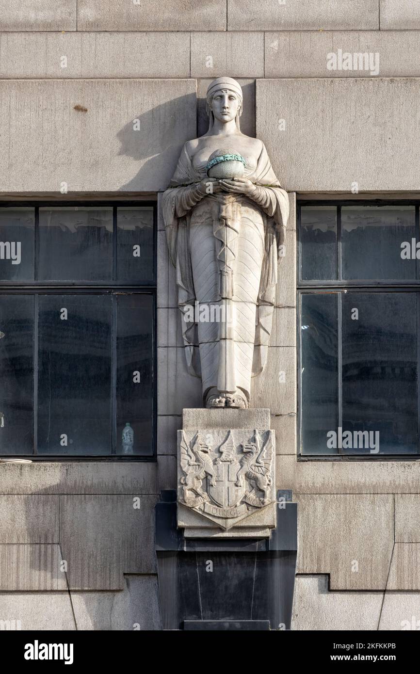 LONDRA, Regno Unito - 29 OTTOBRE 2022: Statua in stile Art Deco all'esterno della casa di Adelaide nella City of London House Foto Stock
