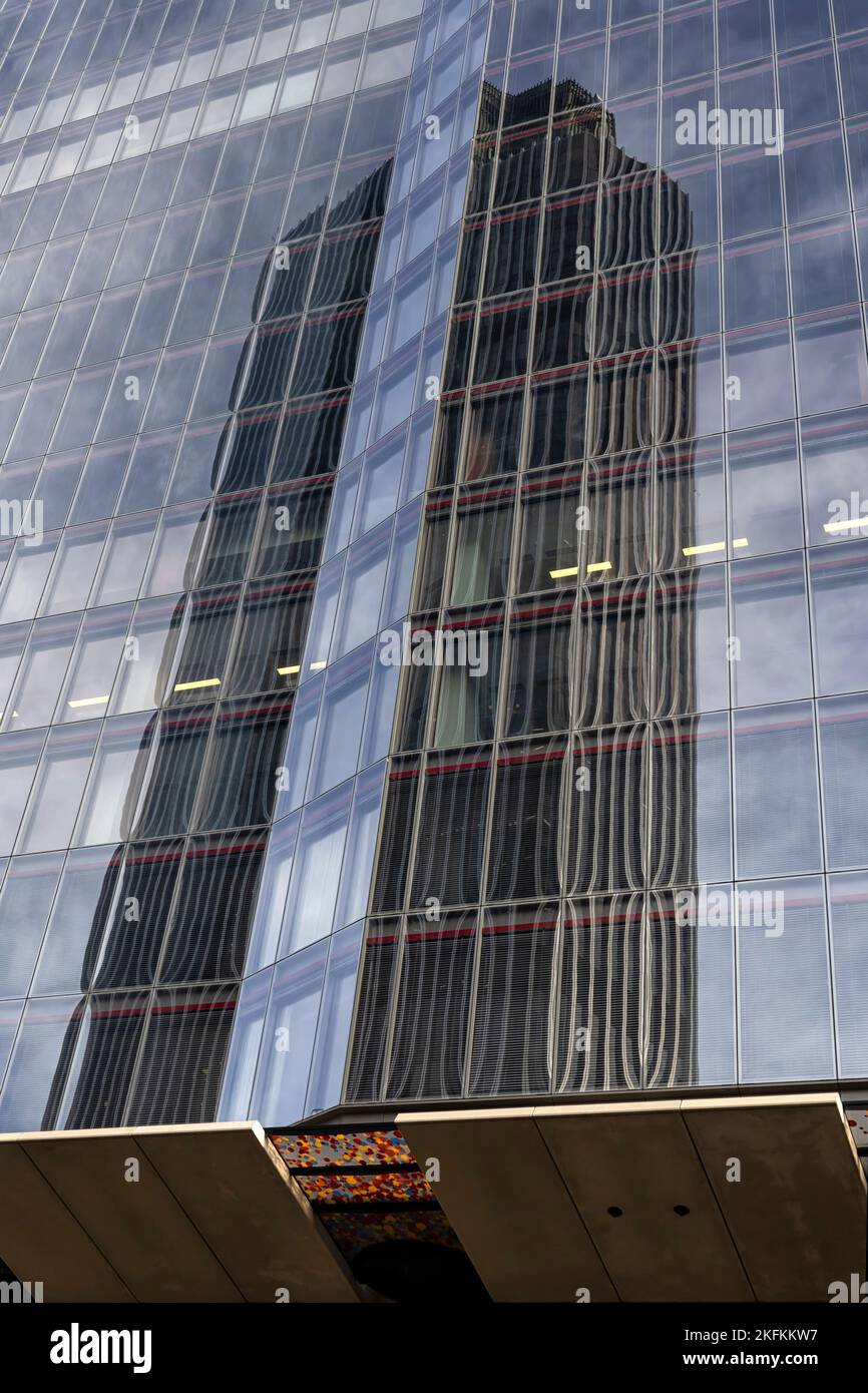 LONDRA, Regno Unito - 29 OTTOBRE 2022: Immagine dell'edificio della Torre 42 riflessa nelle finestre dell'edificio del 22 Bishopsgate Foto Stock