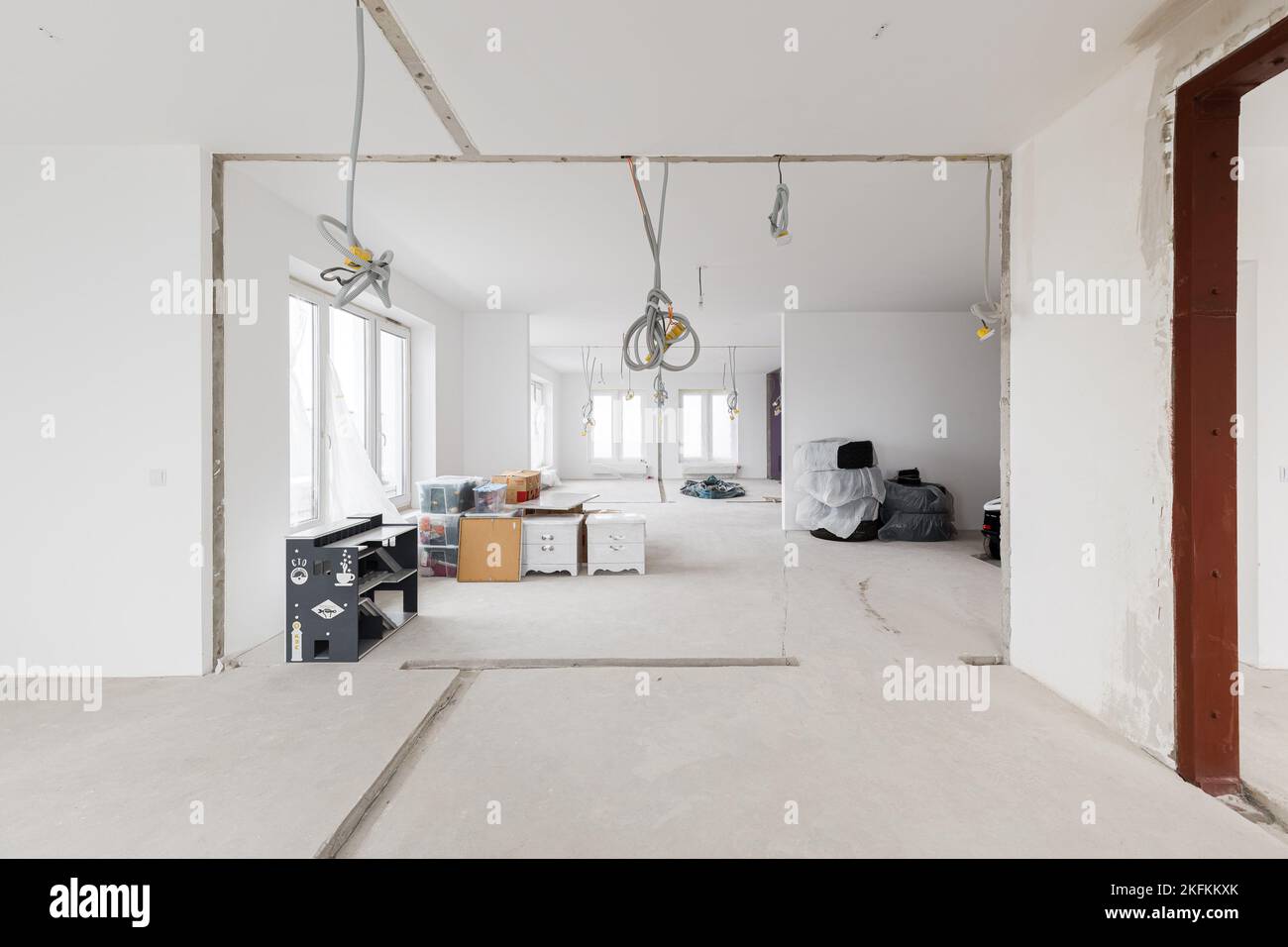 Svuotare lo spazio commerciale in cemento senza rifinire con pareti divisorie Foto Stock