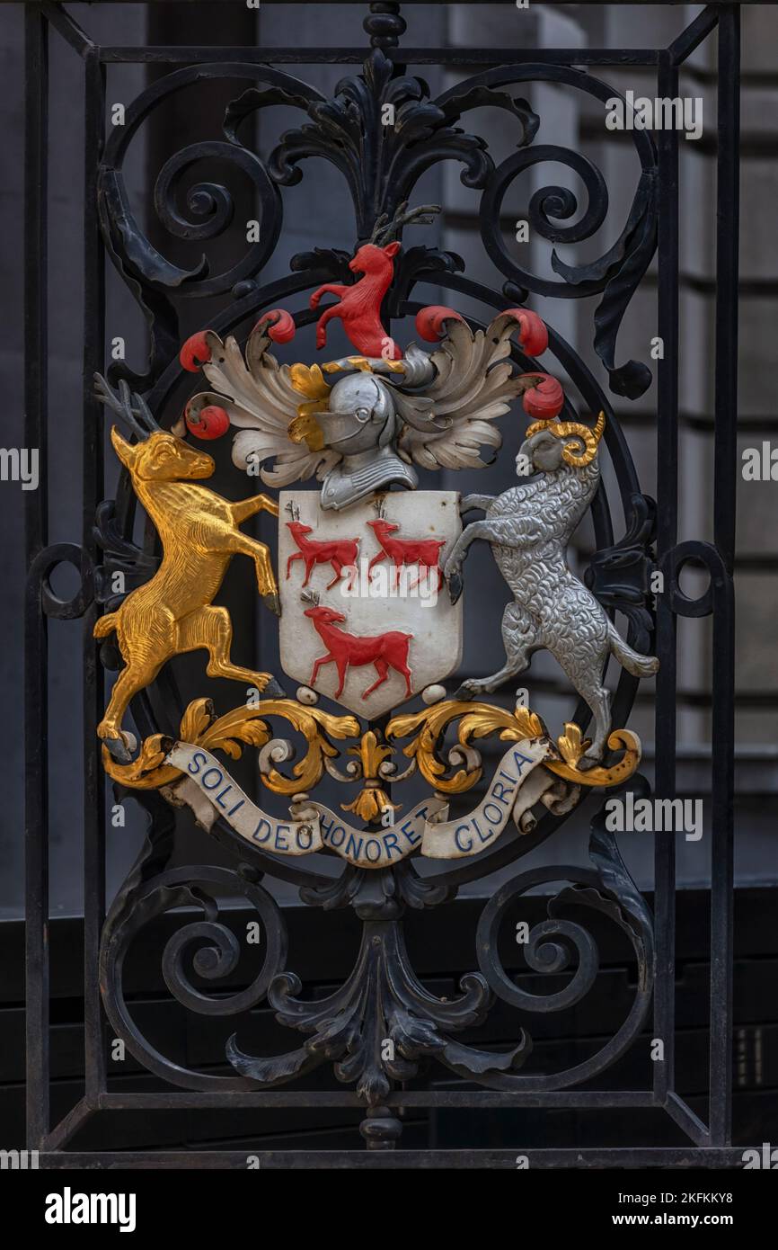 LONDRA, Regno Unito - 29 OTTOBRE 2022: Stemma della Worshipful Company of Leathersellers gild alle porte del St Helen's Place al largo di Bishopsgate Foto Stock