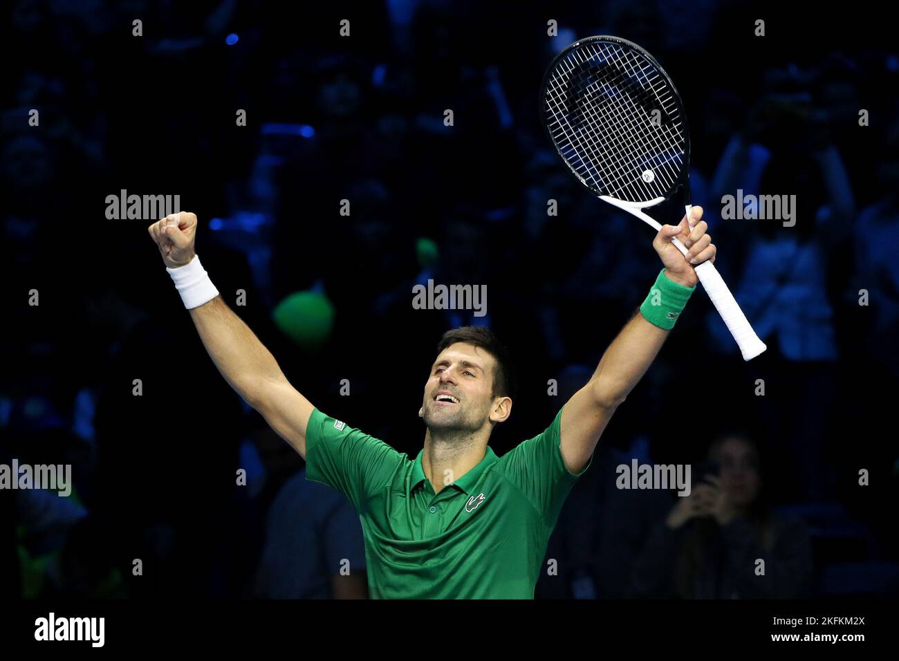 (221119) -- TORINO, 19 novembre 2022 (Xinhua) -- Novak Djokovic di Serbia festeggia dopo una partita di gruppo delle finali ATP contro Daniil Medvedev di Russia a Torino, Italia, 18 novembre 2022. (Str/Xinhua) Foto Stock