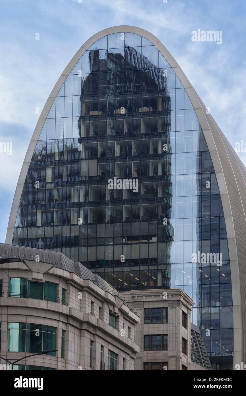 LONDRA, Regno Unito - 29 OTTOBRE 2022: Vista esterna della 70 St Mary Axe Tower (CAN of Ham) con riflesso degli edifici circostanti Foto Stock