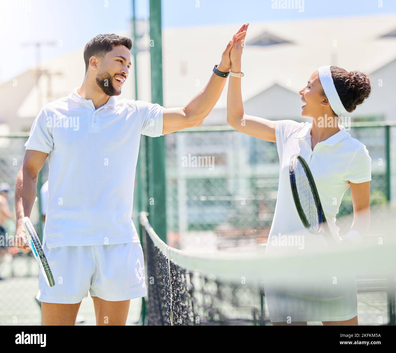 Tennis, sport e high five con allenatore e atleta, sostenere e celebrare il successo in allenamento. Uomo, donna e mentore per lo sport, fitness Foto Stock