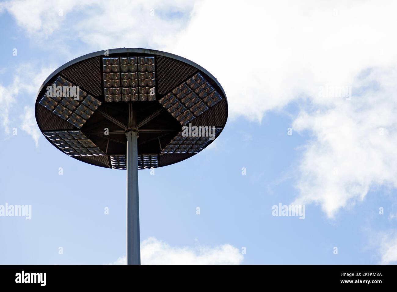 una grande luce stradale per il traffico automobilistico montata in una rotatoria Foto Stock