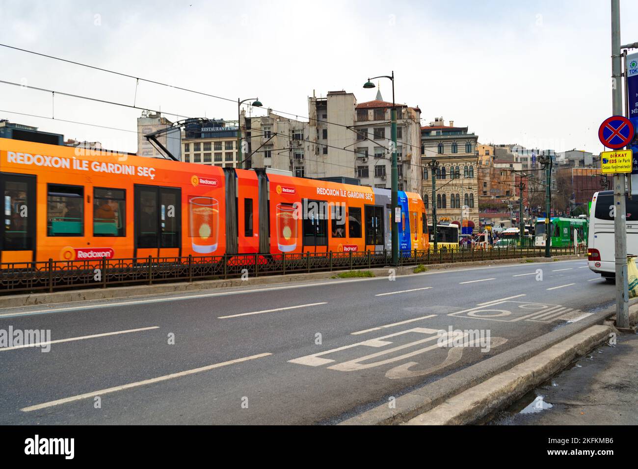 ISTANBUL, TURCHIA - 1 APRILE 2022 : tram moderno che attraversa le strade di Istanbul Foto Stock