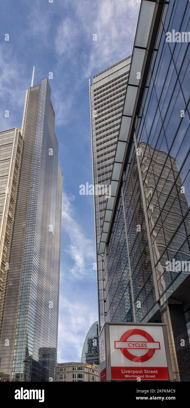 LONDRA, Regno Unito - 29 OTTOBRE 2022: Panorama verticale delle torri al 110 Bishopsgate (Torre Heron) e al 100 Bishopsgate sulla destra Foto Stock