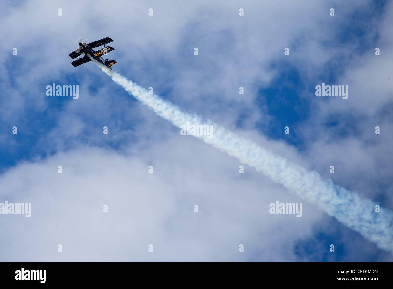 Jon Melby, pilotando il suo biplano muscolare S-1B Pitts, esegue aerobica durante il Marine Corps Air Station Miramar Air Show 2022 al MCAS Miramar, San Diego, California, 24 settembre 2022. Melby si esibisce in occasione di spettacoli aerei dal 2001. Il tema del MCAS Miramar Air Show 2022, “Marines Fight, evolve and Win”, riflette gli sforzi di modernizzazione in corso del corpo Marino per prepararsi ai conflitti futuri. Foto Stock