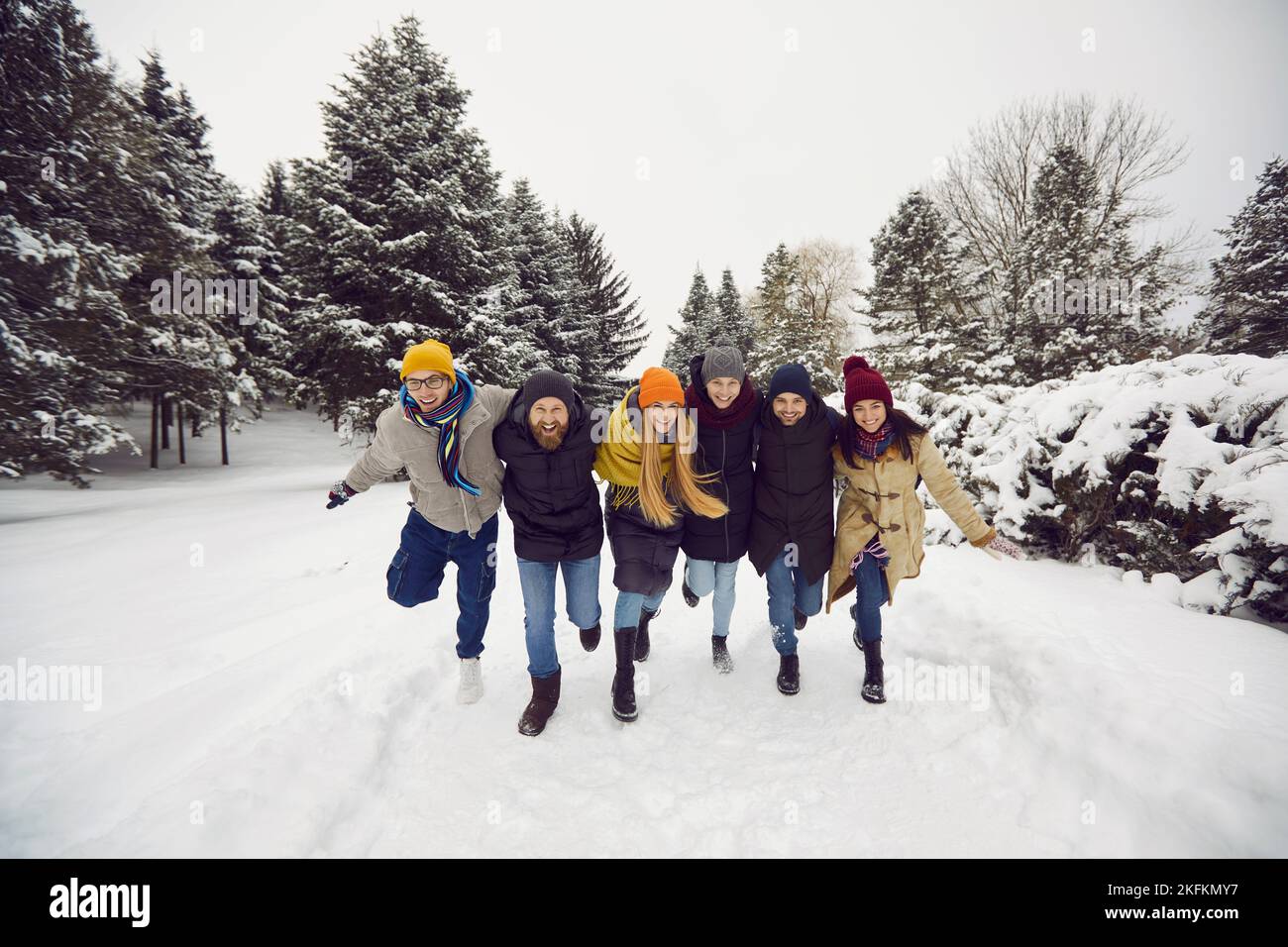 Ritratto di amici felici divertirsi nel weekend invernale Foto Stock