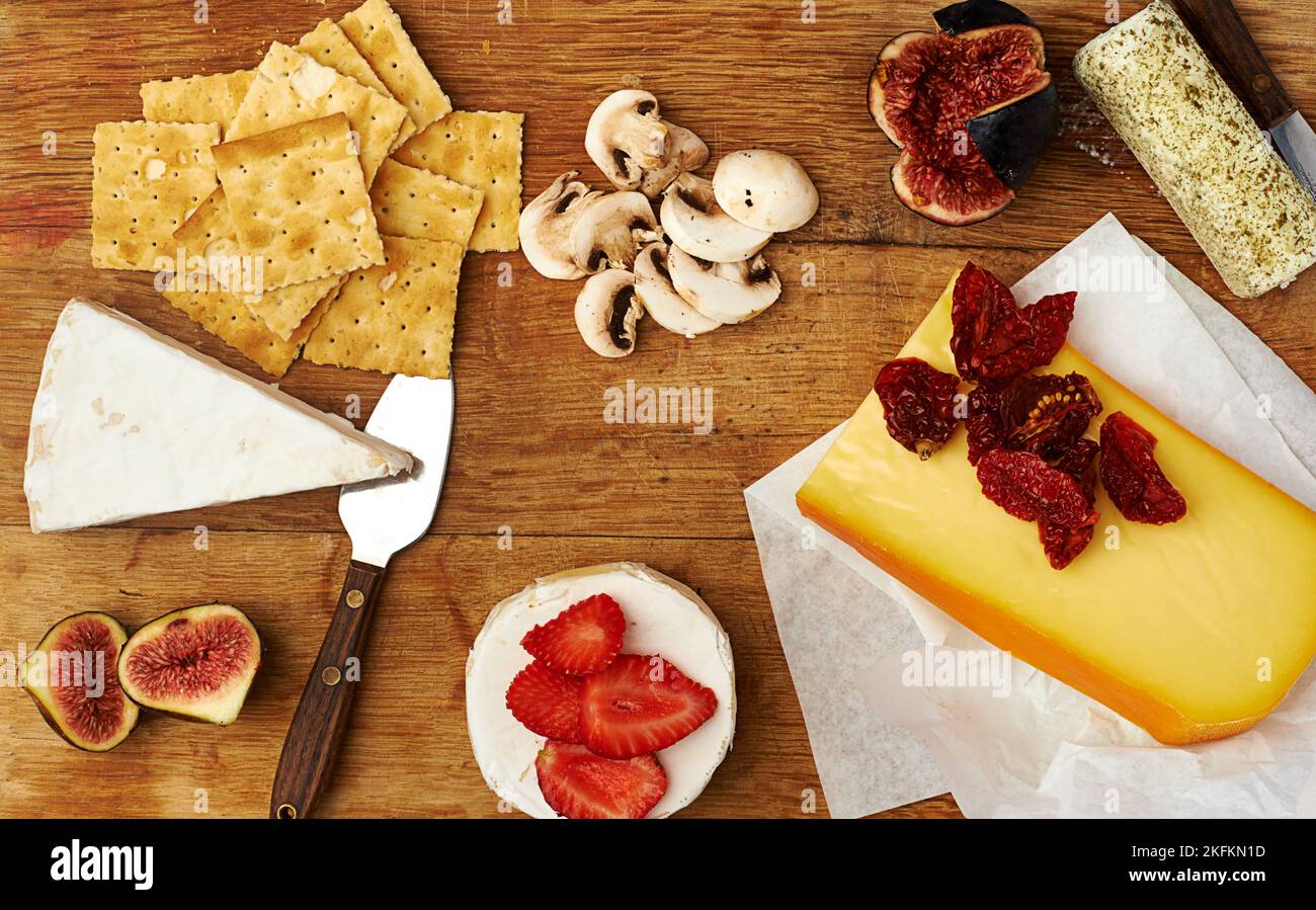 Ora che sembra delizioso. Scatto da studio ad alta angolazione di deliziosi tipi di cibo su un tavolo. Foto Stock Ora che sembra delizioso. Scatto da studio ad alta angolazione di deliziosi tipi di cibo su un tavolo. Foto Stock