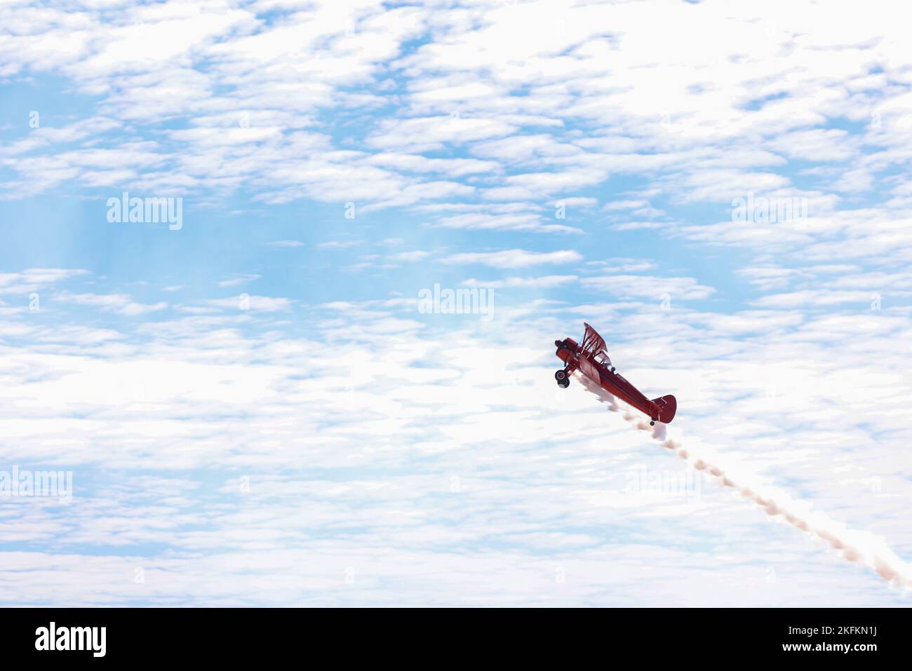 Vicky Benzing, pilota il suo Boeing-Stearman Model 75 del 1940, esegue attività di aerobica durante il Marine Corps Air Station Miramar Air Show del 2022 al MCAS Miramar, San Diego, California, 24 settembre 2022. Benzing è in competizione in gare di aerobica e vola alle fiere aeree dal 2005. Il tema del MCAS Miramar Air Show 2022, “Marines Fight, evolve and Win”, riflette gli sforzi di modernizzazione in corso del corpo Marino per prepararsi ai conflitti futuri. Foto Stock