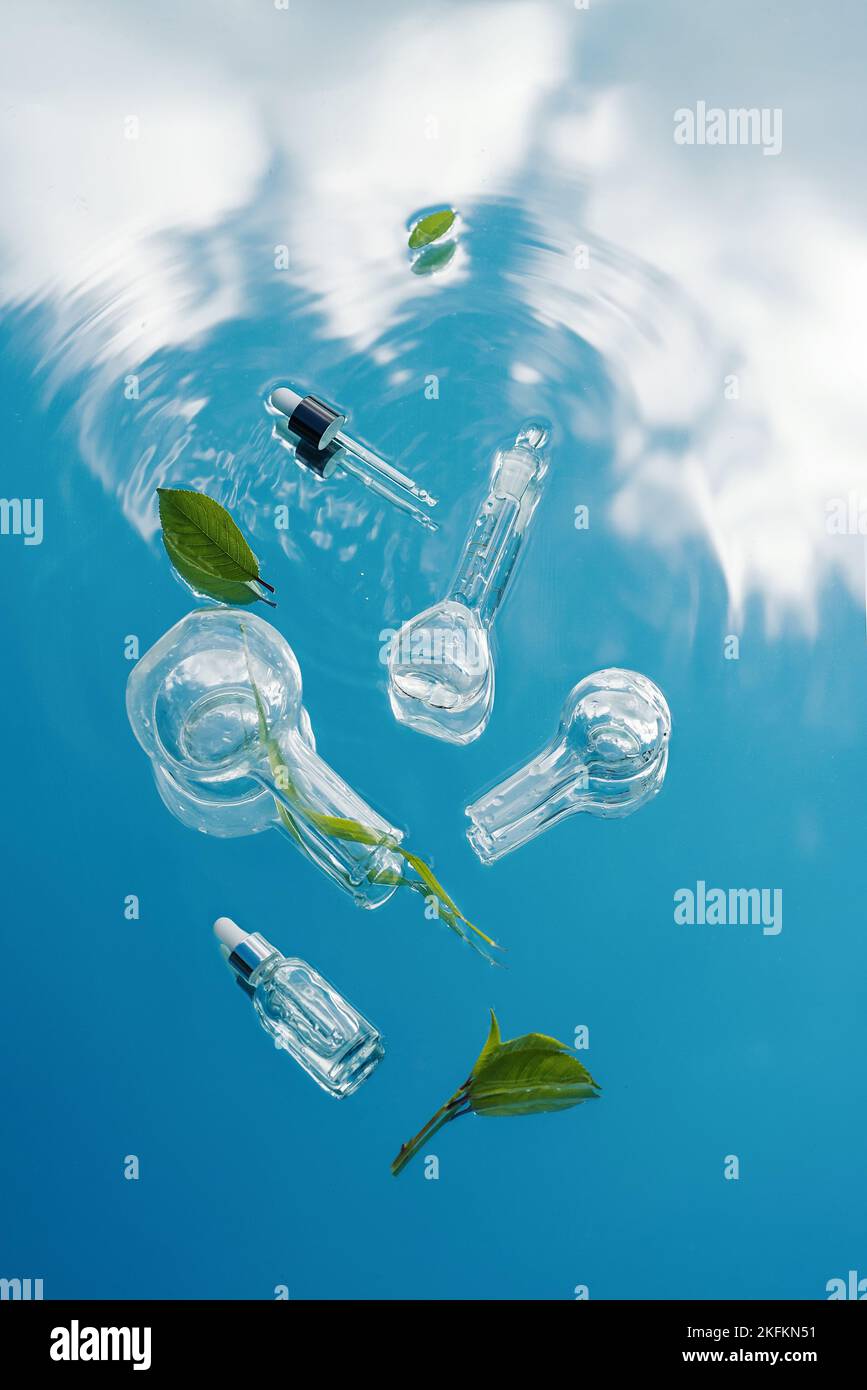 Lo sviluppo della biotecnologia della natura, attrezzature da laboratorio, vetreria con piante su una superficie a specchio con acqua Foto di alta qualità Foto Stock