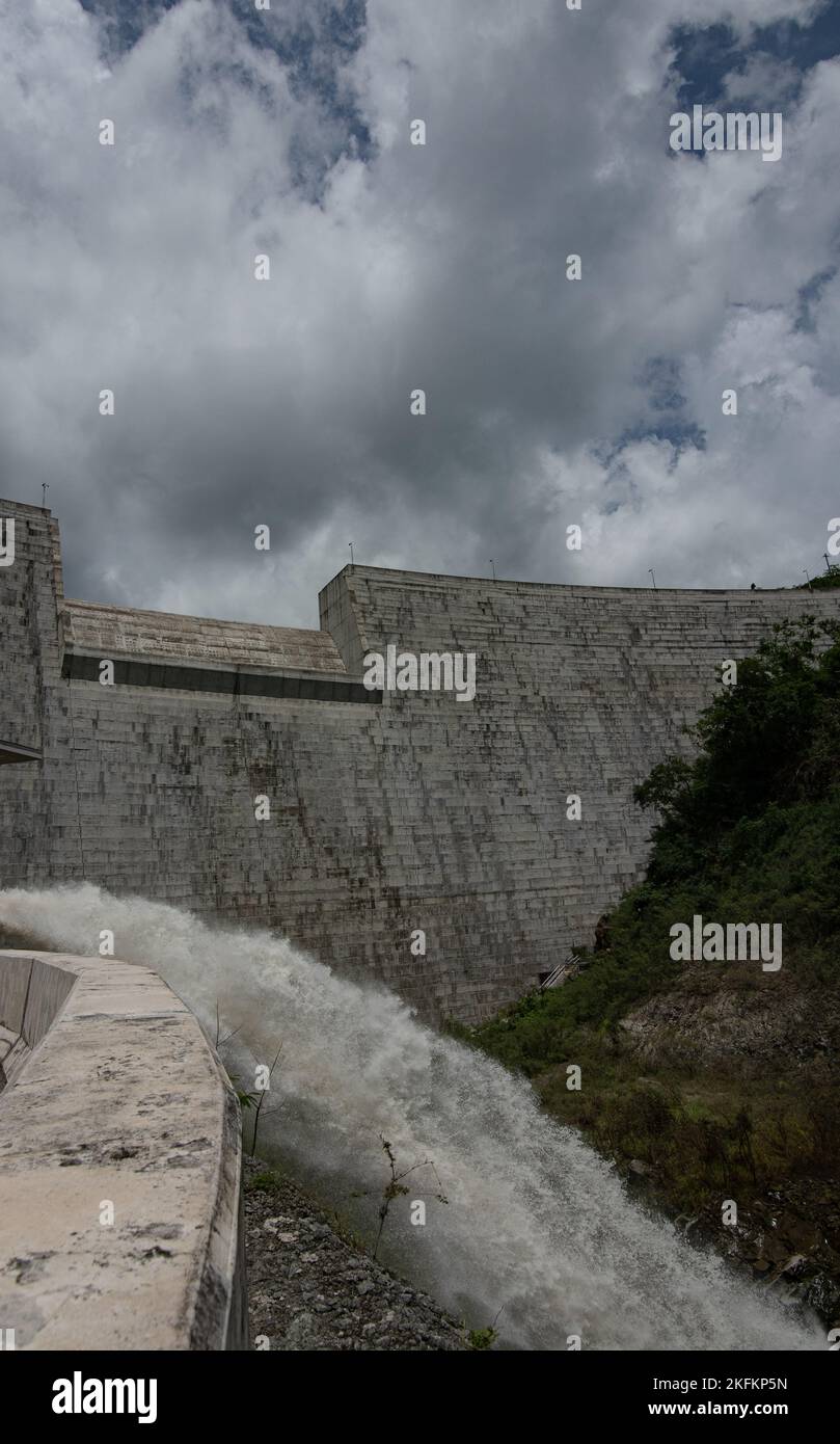 La Diga Portugues, Porto Rico; secondo il National Hurricane Center, l'isola è stata inondata da grandi quantità di pioggia, ovunque da 12 a 30 pollici di pioggia. United States Army Corps of Engineers progettò e costruì le dighe portoghesi e di Cerrillos. Sono fondamentali per mitigare le inondazioni nella regione. Le due dighe sono state in grado di contenere circa 16.000 acri-piedi di acqua combinata durante l'uragano Fiona, che è l'equivalente di riempire Plaza del Caribe Mall quasi 16 volte. Questo volume d'acqua avrebbe allagato quasi tutta l'area urbana a valle delle dighe. Foto Stock