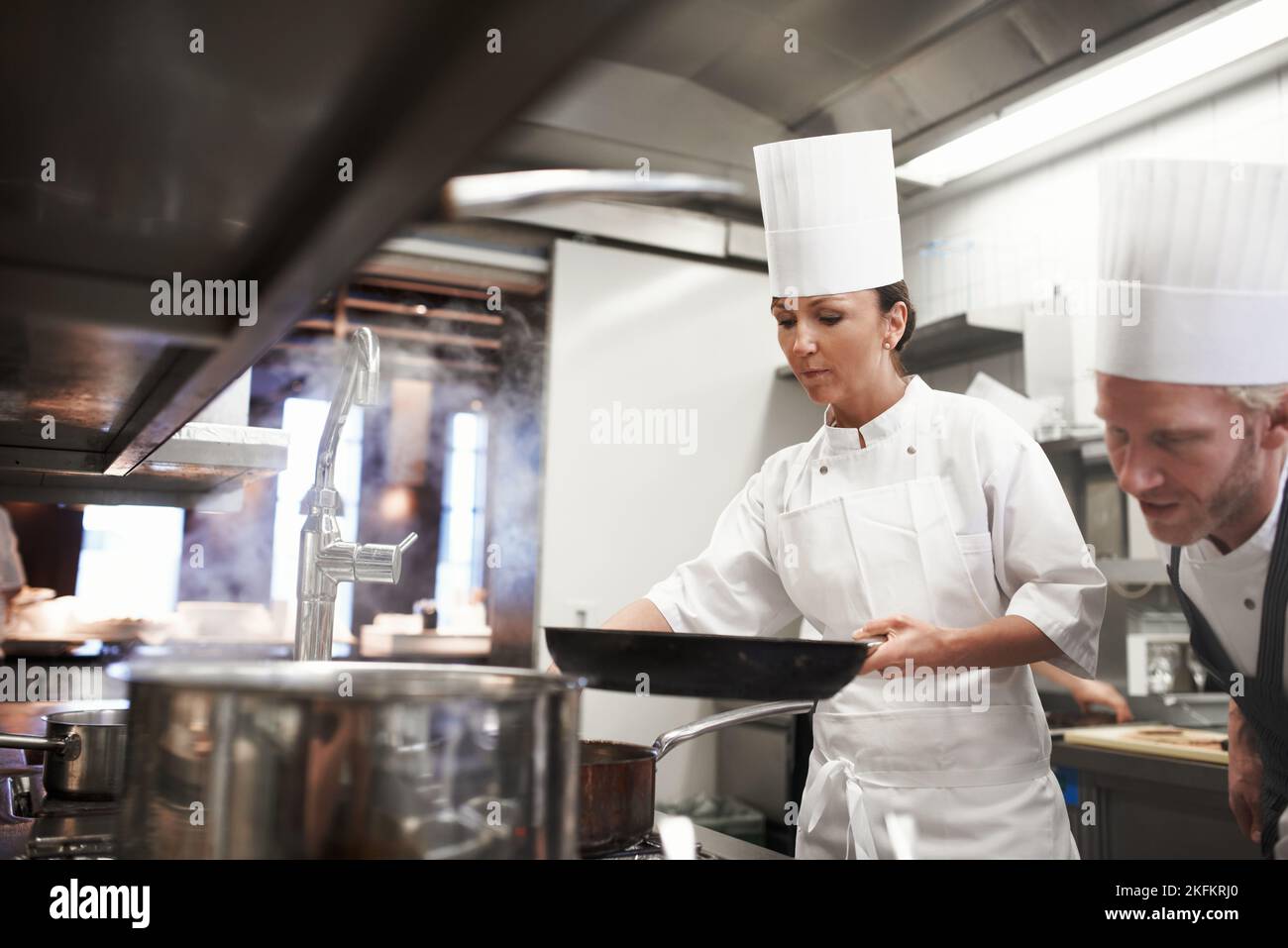 Maestro culinario al lavoro. Il lavoro interno di una cucina professionale. Foto Stock