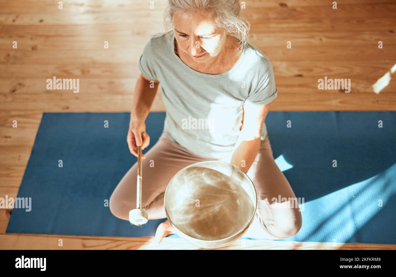 Sana guarigione, ciotola e donna yoga anziana pratica medicina alternativa per aura, anima o chakra equilibrio energetico. Assistenza sanitaria olistica audio, musica Foto Stock