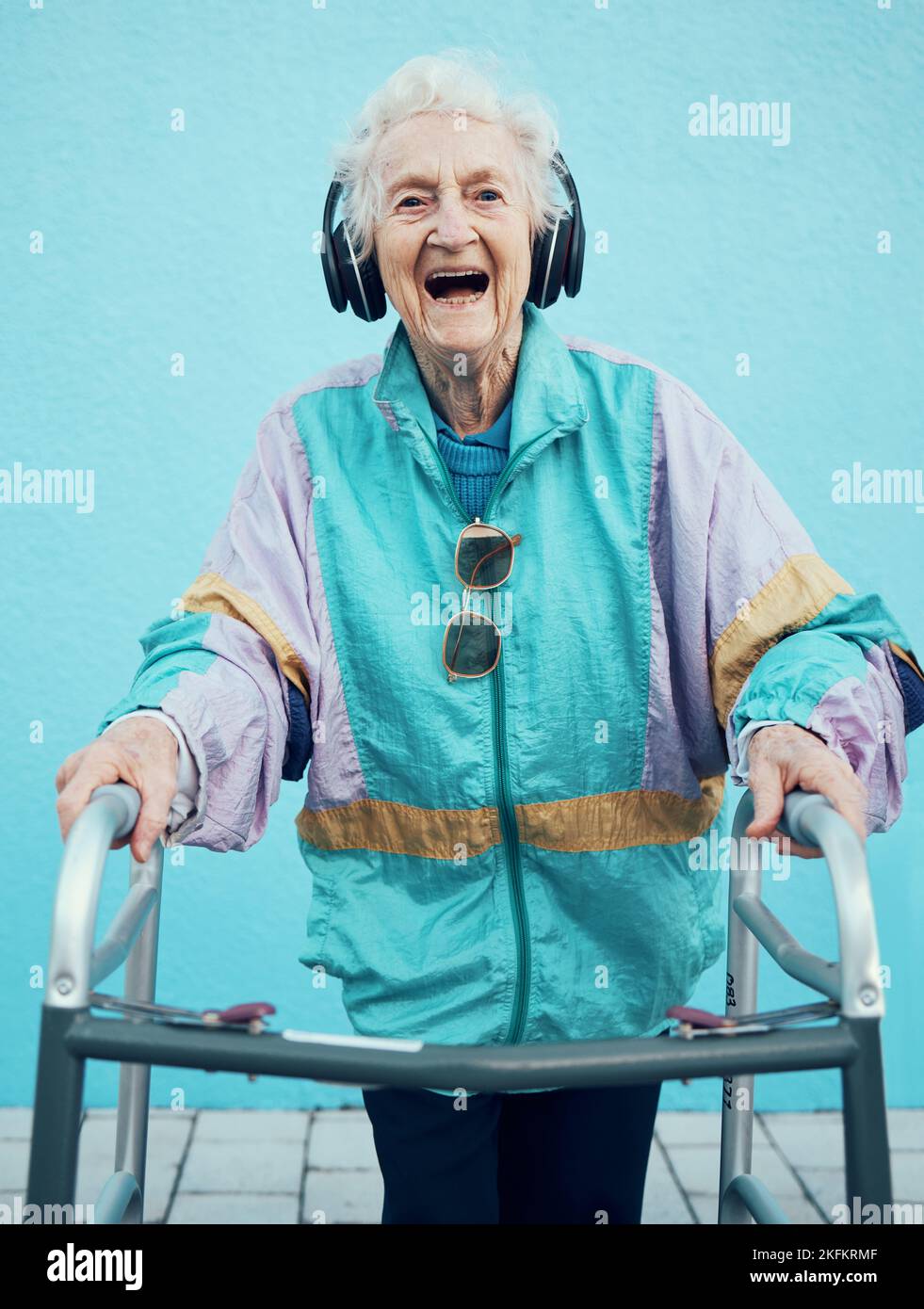 Moda, cuffie e ritratto di donna anziana con cornice da passeggio e vintage 1980s abiti. Pensione, anziana e femminile felice in retrò, fresco o. Foto Stock