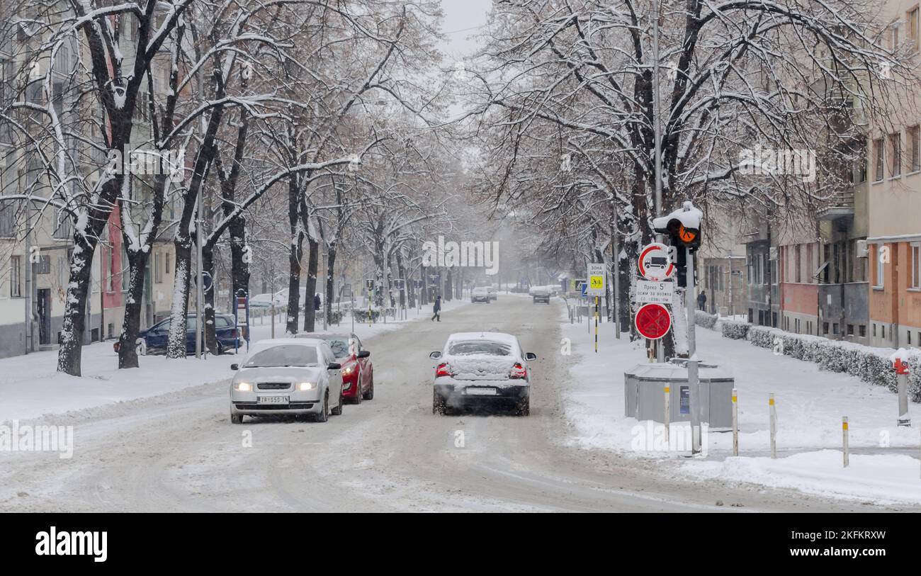 Novi Sad, Serbia - 11 gennaio 2017: Centro Novi Sad sotto la neve, prima delle vacanze di Capodanno 2017. Le strade della città di Novi Sad sono coperte Foto Stock