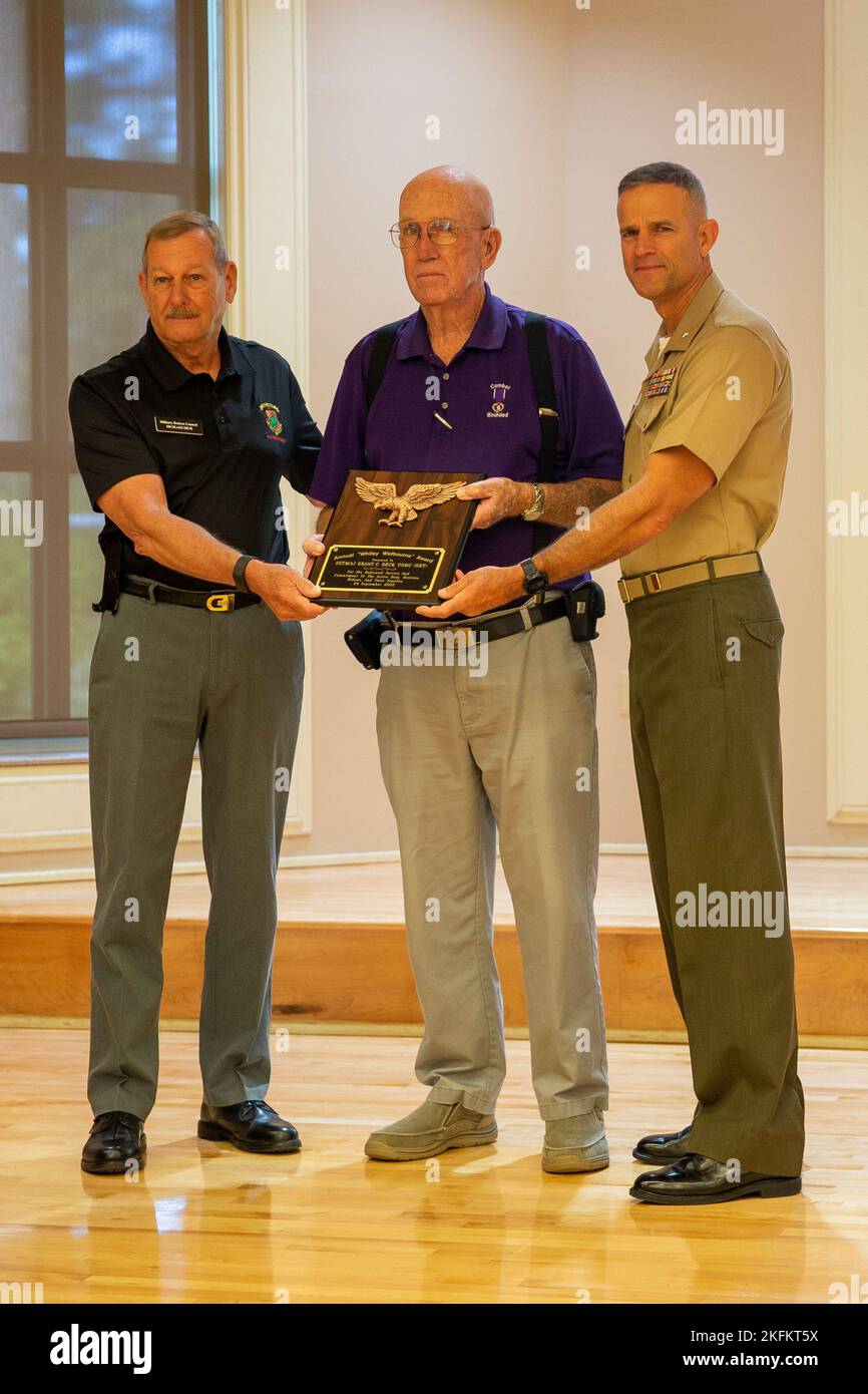 U.S. Marine Corps Brig. Il generale Andrew M. Niebel, a destra, comandante generale, installazioni del corpo Marino East-Marine Corps base (MCB) Camp Lejeune, e il Sig. Paul Levesque, a sinistra, presidente del consiglio pensionato militare, assegna il premio annuale “Whitey Welbourne” a Ret. Beck (centro) durante il Retiree Appreciation Day 2022 e la Fiera della Salute al Marston Pavilion a MCB Camp Lejeune, North Carolina, 24 settembre 2022. L'evento ha fornito colazione, raffles, screening di salute, e varie risorse educative supportate dal Naval Medical Center Camp Lejeune e MCB Camp Lejeune pensionati AF Foto Stock