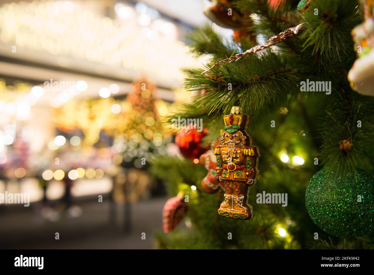 Un primo piano di un giocattolo ufficiale appeso su un albero di Natale Foto Stock