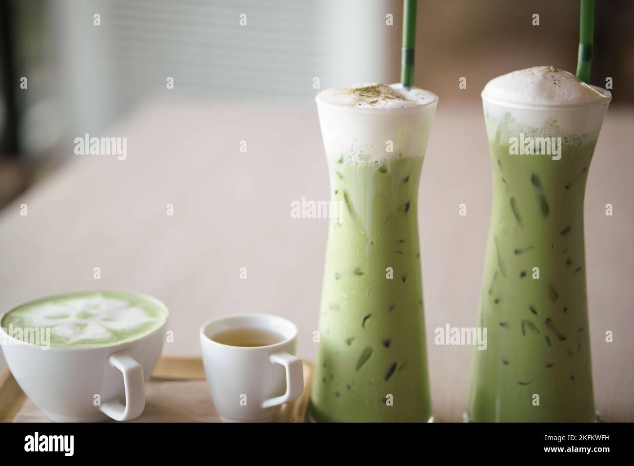 tè verde giapponese con latte e latte bollente ghiacciato Foto Stock