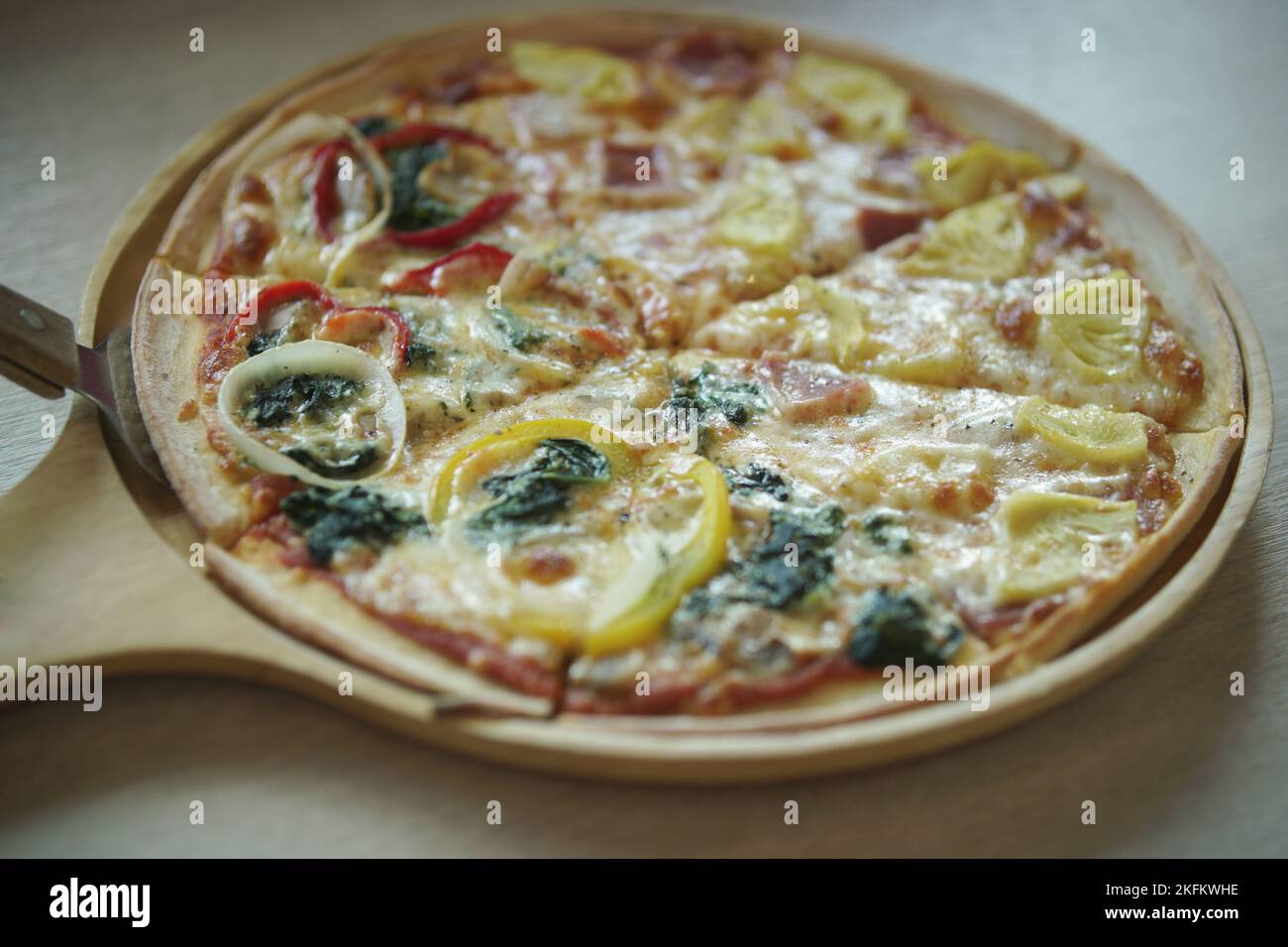 pizza vegetariana hawaiana con formaggio vegetale cipolla pepe prosciutto ananas Foto Stock