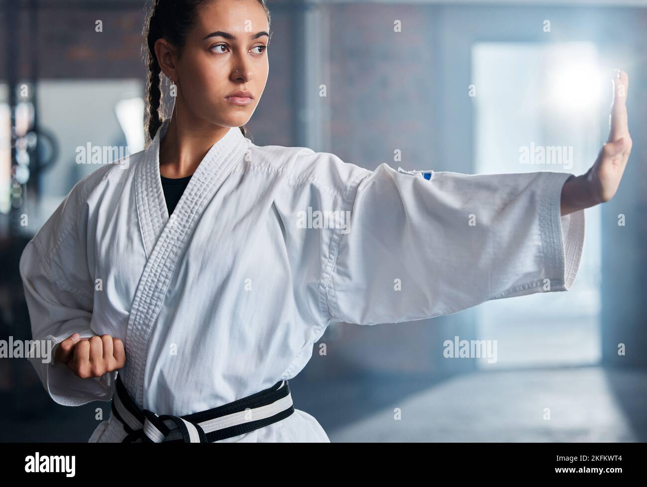 Karate, fitness e sport con la donna, allenamento e allenamento per lotta, fitness e esercizio in palestra. Atleta femminile e atteggiamento da campione per sé Foto Stock