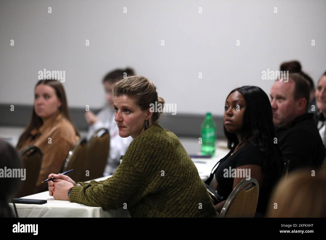 Brittany Turnis si concentra su una sessione di break out che ha permesso ai membri della famiglia di fare domande sulle implementazioni durante l'evento della Divisione Yellow Ribbon Integration Program al Double Tree Hilton di Bloomington, Minn., 24 settembre 2022. Foto Stock