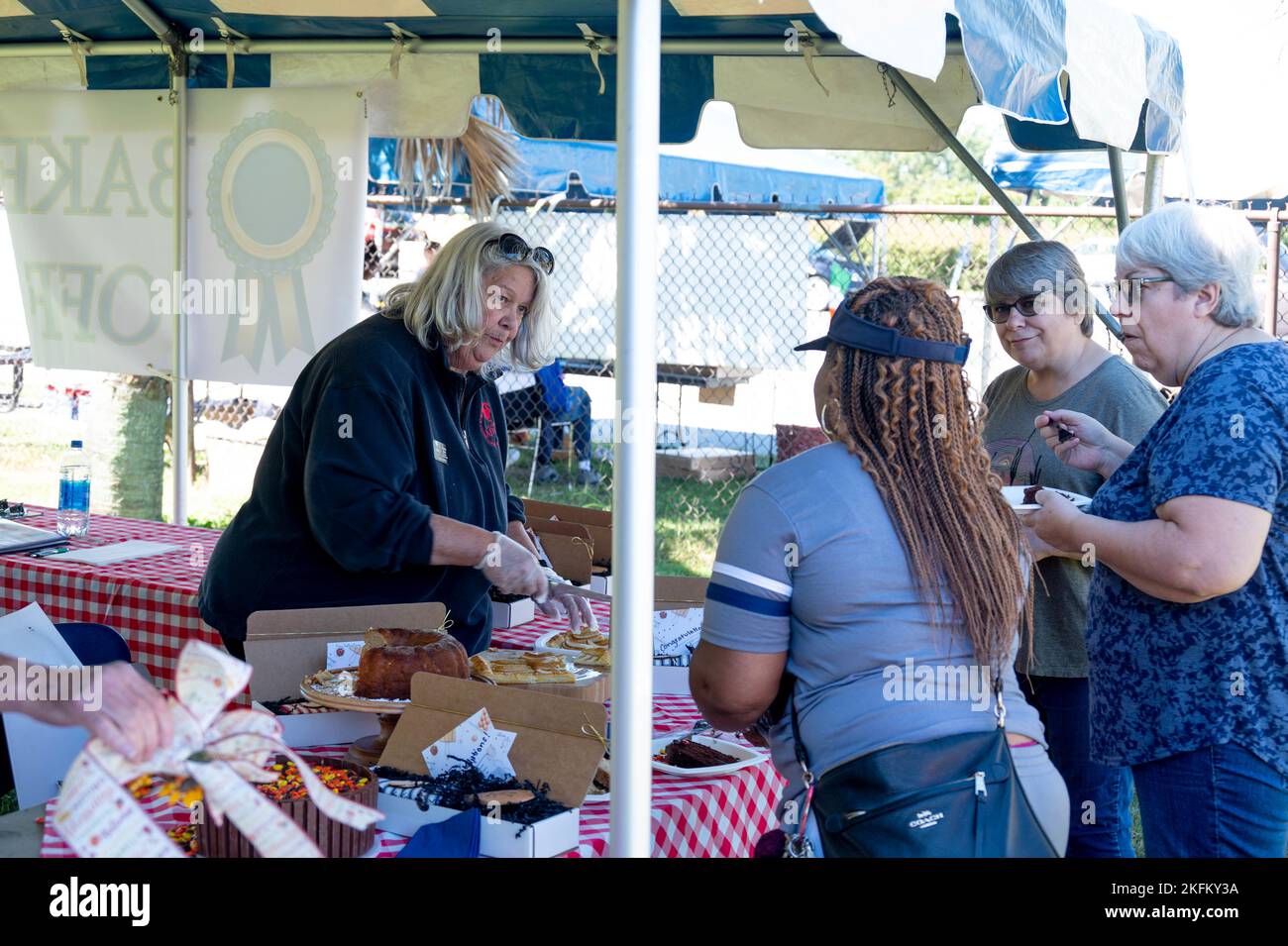 Kristin Roth, business manager del Solomon Center, partecipa al concorso The Blue Ribbon Bake Off per i partecipanti il 24 settembre. La cottura è stata parte del multievento Pawesome Flea Market tenutosi presso il Fort Jackson Solomon Center. Foto Stock