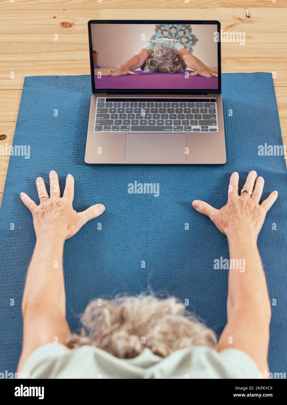 Lezione di computer, yoga digitale e ginnastica di una donna fitness, esercizio fisico e benessere in casa. Pilates, stretching e video di formazione soggiorno Foto Stock