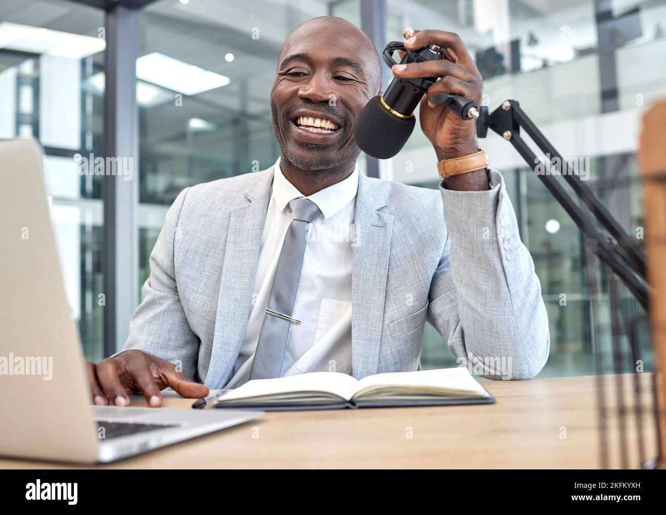 Podcast comunicazione, laptop e uomo d'affari con microfono che dà bitcoin, forex o cripto economia consulenza commerciale. Radio, uomo nero o influencer Foto Stock