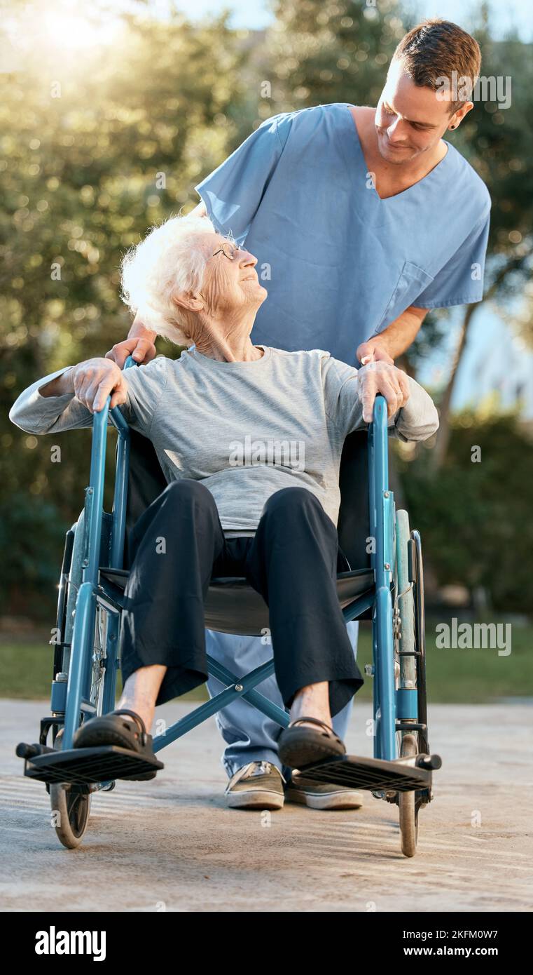 Assistenza sanitaria, anziani e sedia a rotelle di una donna con infermiera domestica anziana. Persona paziente con disabilità motoria felice con il pensionamento Foto Stock